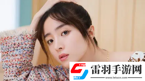 桃花洞口已是溪水潺潺：水映桃花，洞口春色四溢，游客心醉其中！