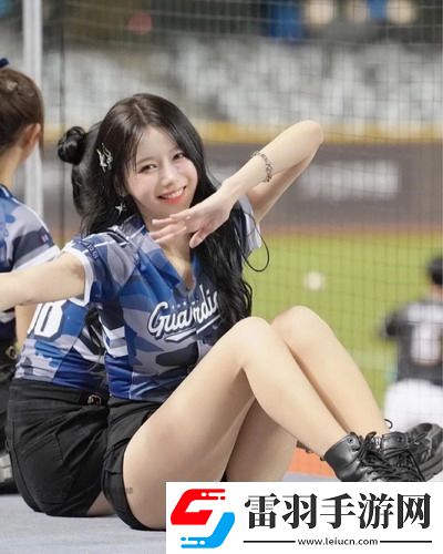 幾個(gè)裝修工人把我壓在茶幾