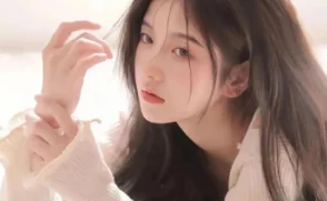 被眾人追捧的清純?；ㄒ馔庀萑虢芍畱俚墓适?></p><p>如何平衡愛情與責(zé)任？在追求愛情時(shí)，應(yīng)始終意識(shí)到自身所承擔(dān)的責(zé)任，包括對(duì)他人的影響，以及未來可能面臨的問題。溝通和理解是關(guān)鍵，可以幫助雙方找到平衡點(diǎn)。</p><p>怎樣才能有效應(yīng)對(duì)外界輿論壓力？面對(duì)輿論壓力時(shí)，可以嘗試尋求信任的人傾訴，從而獲得支持。同時(shí)，要堅(jiān)定自我價(jià)值觀，不被他人的評(píng)價(jià)左右，以便做出最符合自己內(nèi)心真實(shí)想法的決定。</p></article>            </div>
            <div   class=