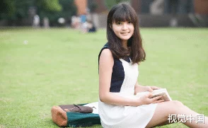 被眾人追捧的清純?；ㄒ馔庀萑虢芍畱俚墓适?></p><p>許多網(wǎng)友對(duì)此表示關(guān)心，并建議小雨尋求專業(yè)心理咨詢。有評(píng)論寫道：“這樣的事情很難處理，希望她能找到一個(gè)合適的方法來解決自己的困惑?！币恍┲С终邉t鼓勵(lì)她勇敢追求自己的幸福，但同時(shí)提醒她注意保護(hù)自己，不要輕易放棄未來的發(fā)展機(jī)會(huì)。</p><h3>愛情與責(zé)任</h3><p>在這個(gè)故事中，小雨不僅需要面對(duì)個(gè)人情感選擇，還需考慮到家庭、朋友以及社會(huì)對(duì)她行為可能產(chǎn)生的反響。很多人認(rèn)為，一個(gè)人的選擇應(yīng)該為其后果負(fù)責(zé)，而不是單純地追求短暫快樂。因此，對(duì)于小雨來說，這段禁忌之戀是否值得繼續(xù)下去，將是一個(gè)艱難而重要的問題。</p><p>不少網(wǎng)友分享了他們自己的經(jīng)歷，有的人曾經(jīng)因?yàn)轭愃魄闆r而迷失方向，也有人通過努力最終走出了陰霾。他們一致認(rèn)為，無論如何，都應(yīng)當(dāng)珍惜生命中的每一次體驗(yàn)，同時(shí)保持理智和自我反省的重要性。</p><p>相關(guān)問題及解答：</p><p>為什么禁忌之戀如此吸引人？禁忌之戀通常涉及強(qiáng)烈且復(fù)雜的情感，使得雙方更容易沉浸于激情中。但這種吸引力往往伴隨風(fēng)險(xiǎn)，需要謹(jǐn)慎處理以避免傷害彼此或他人。</p><p style=