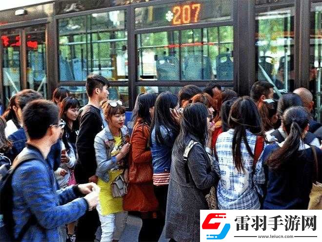 在擁擠的公交車上度過(guò)了漫長(zhǎng)的
