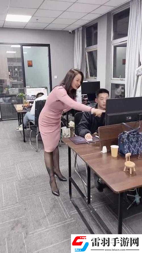 在辦公室遭遇經(jīng)理令人尷尬的添我下面行為